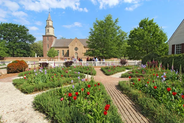 Trädgårdar på colonial williamsburg framför bruton parish kyrka — Stockfoto