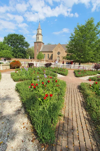 Trädgårdar på colonial williamsburg framför bruton parish kyrka — Stockfoto