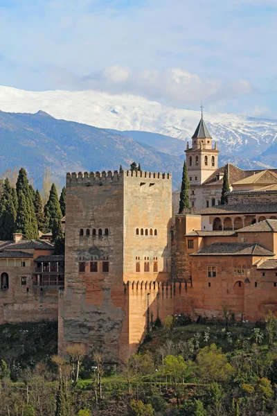Comares věž alhambra v granda, Španělsko vertikální — Stock fotografie