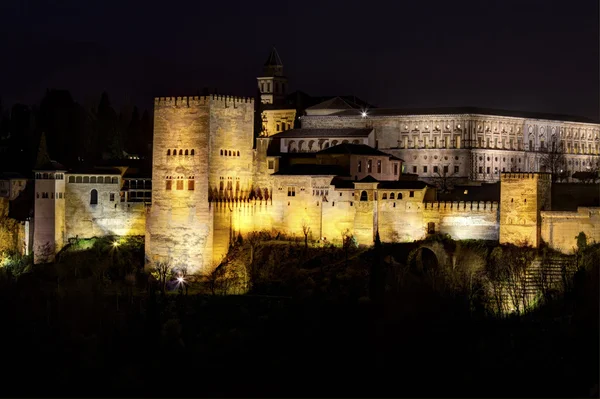 Comares věž alhambra v granda, Španělsko v noci — Stock fotografie