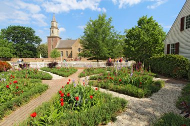 colonial williamsburg bruton bucak churc önündeki bahçeye