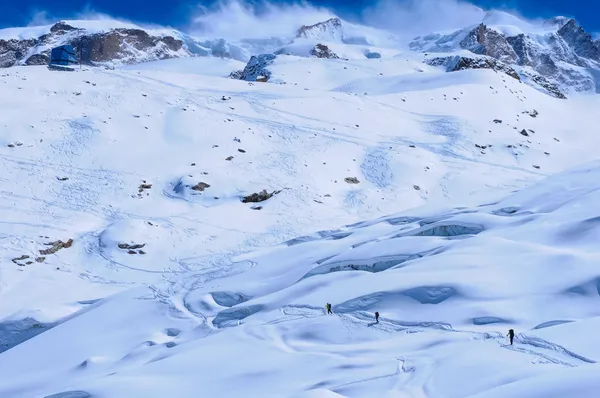 Skiërs oplopend in monte rosa hut — Stockfoto