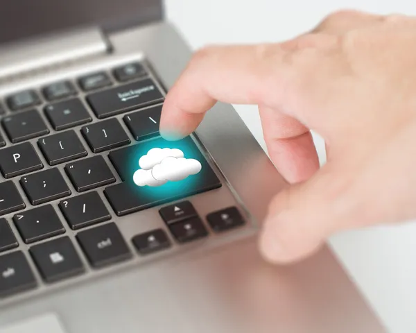 Uomo d'affari usa dito touch cloud computing servizio buttom — Foto Stock