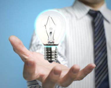 Palm açılış işadamı ile mavi arka plan aydınlatma lambası