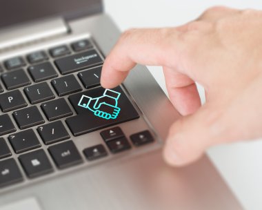 Online uğraşan ve işbirliği kavramı itme sallamak el düğmesi bir