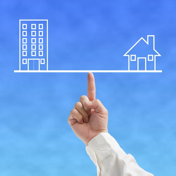 ev ve ofis denge kavramı ile işadamı, bulutlar ve blu