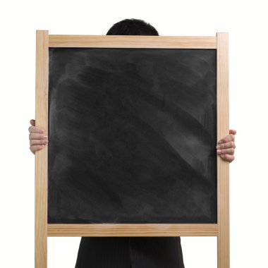 işadamı, kirli ahşap tebeşir tahtası kaldırmak için iki eli kullanın