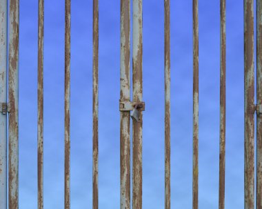 Mavi gökyüzü arka plan boş boşluk kilitli kapı