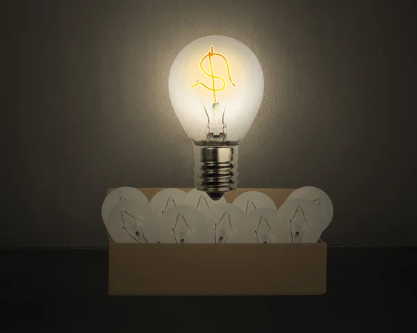 Große glühende Glühbirne mit Geldsymbol schwebt über geöffnetem Karton — Stockfoto
