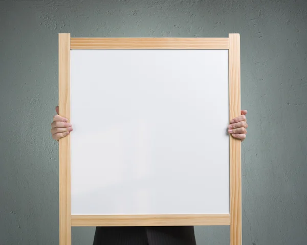 Zakenman twee handen gebruiken om te verheffen houten wit leeg bord — Stockfoto