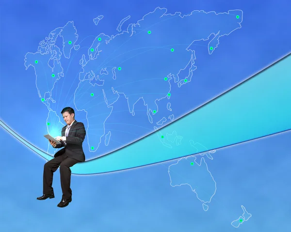 Empresário sentado e tablet toque com backgrou mapa mundial — Fotografia de Stock