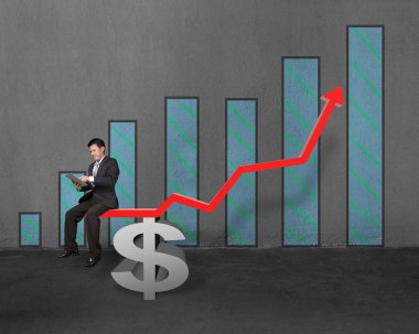 işadamı büyüme kırmızı ok para ile oturan tablet kullanma