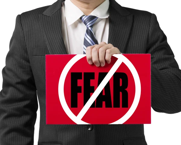 Empresário usar uma mão para segurar uma placa vermelha com "No Fear" conc — Fotografia de Stock