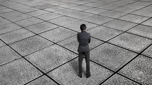 Rückseite Geschäftsmann denken und stehen auf endlosen gefliesten flo — Stockfoto