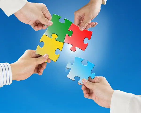 Team work concept, Hands hold puzzles with clear blue sky and su — Stock Photo, Image