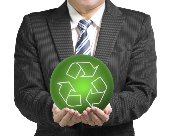 Pengusaha dua tangan memegang bola hijau dengan simbol daur ulang terisolasi — Stok Foto