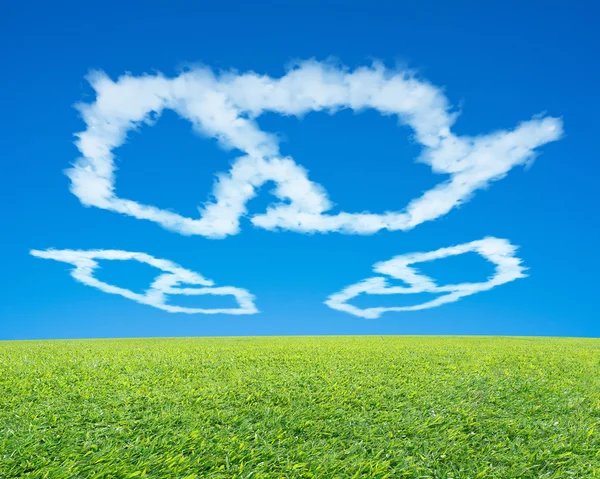 Riciclaggio simbolo forma nuvola nel cielo blu con prato fresco verde — Foto Stock