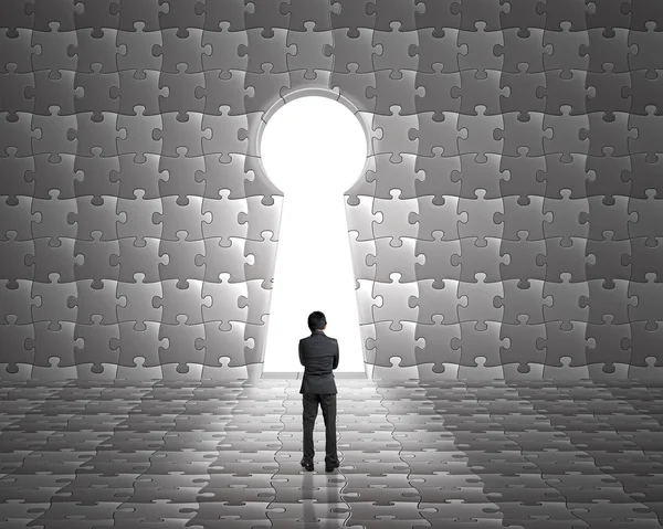Zakenman stand naar belangrijkste gat vorm deur op puzzels muur wit — Stockfoto