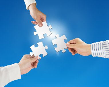 Açık mavi gökyüzü ve güneş ışığı ile bulmacalar ellerini tutun
