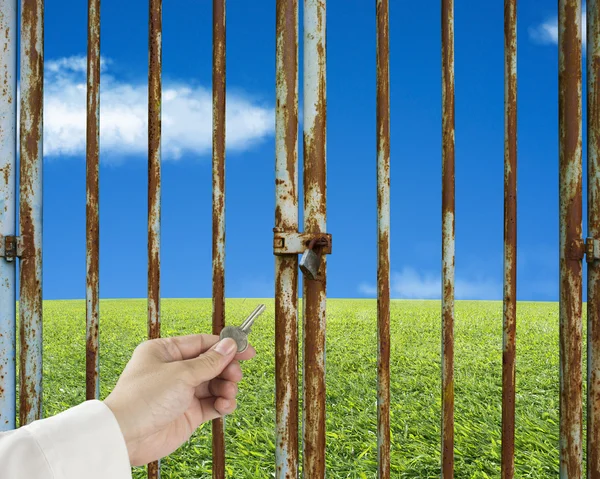 Porta di sblocco chiave mano con prato verde e cielo — Foto Stock