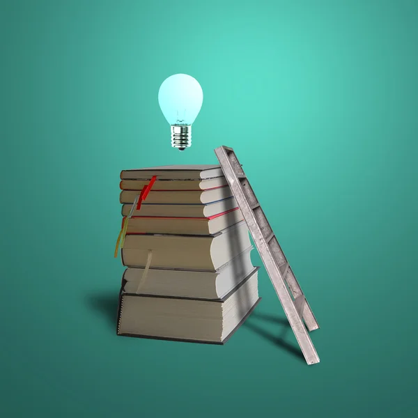 Lâmpada brilhante em cima de livros de pilha com escada, fundo verde — Fotografia de Stock