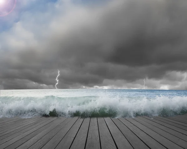 Προβλήτα πλημμυρίσει από τα κύματα με cludy ουρανό, αστραπή επικίνδυνο ωραια — Φωτογραφία Αρχείου