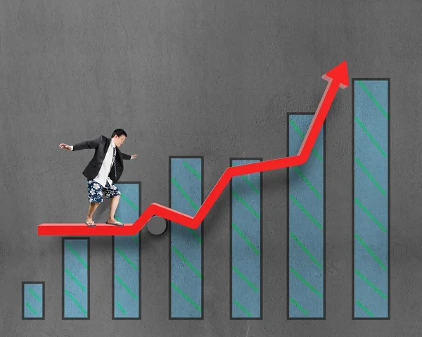 Businessnan surf no crescimento seta vermelha com desenho de histograma — Fotografia de Stock