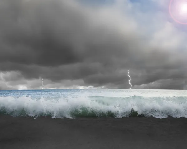Fale zalane dramatyczne ligh Pogoda, błyskawica, niebo i słońce — Zdjęcie stockowe