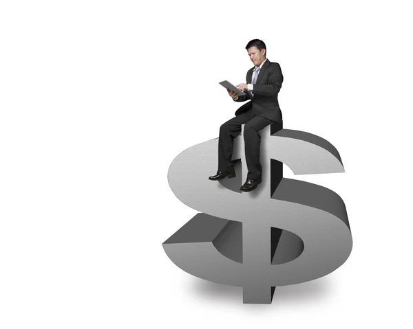 Podnikatel sedí na vrcholu peníze symbol s tabletem — Stock fotografie