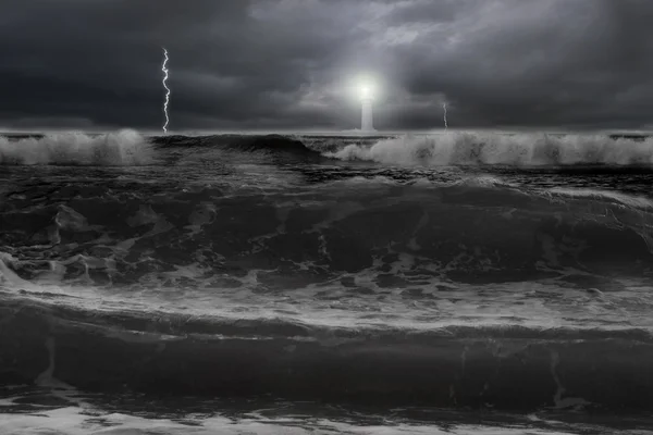 Dramatische Oceaan, donkere bewolkte hemel met bliksem vuurtoren in fro — Stockfoto