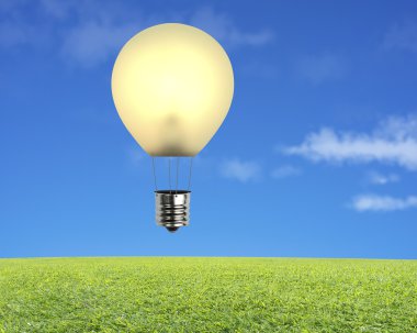 gökyüzü ile yeşil çayır üzerinde uçan tek parlayan lamba balon