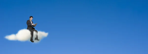 Geschäftsmann mit Tablet und auf Wolke sitzen, Banner — Stockfoto