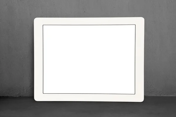 Großer Touchscreen-Ständer auf Betongrund — Stockfoto