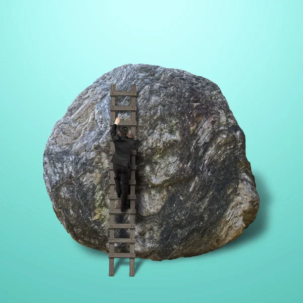 岩の上に木製のはしごに登って実業家 — ストック写真