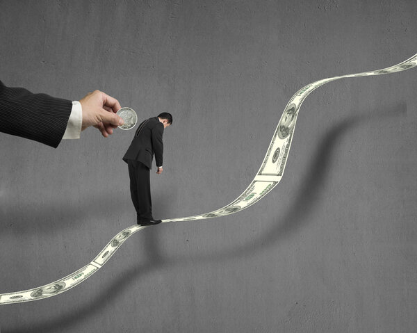 Рука вставить монету в спину бизнесмена на растущий денежный тренд

