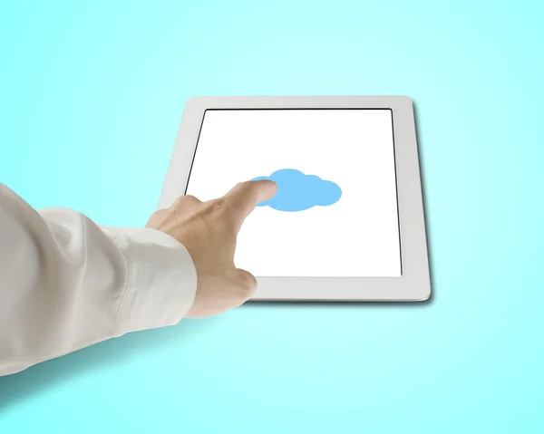 Рука касаясь значок формы облака на планшете на зеленом фоне — стоковое фото