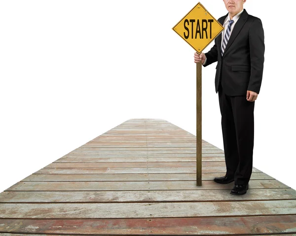 Zakenman houden bord met het woord 'start' permanent houten onderweg — Stockfoto