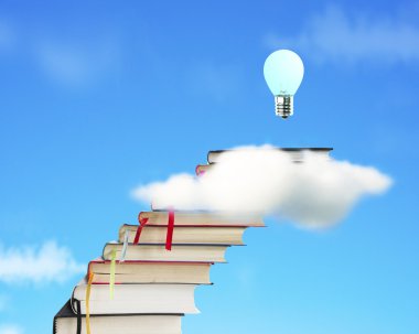 büyüyen blub ve gökyüzü ile bulut üzerinden kitap yığını