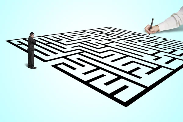 Hand dra labyrint med tankeväckande affärsman står i från — Stockfoto