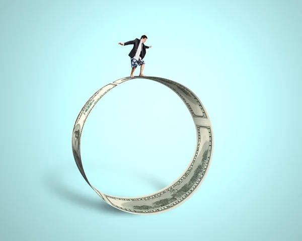 Affärsman surfing och balansera på stora pengar cirkel i grönt — Stockfoto