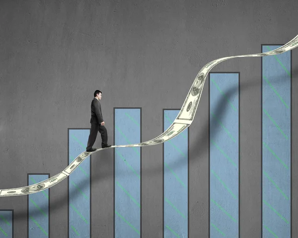 グラフと成長のマネーの動向に歩くビジネスマン — ストック写真