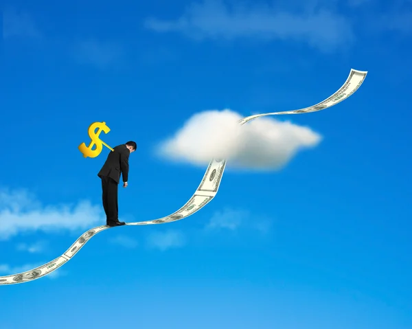 戻るお金の傾向と空の背景を持つビジネスマンのワインダー — ストック写真