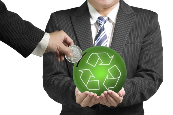 Mão mantenha a moeda inserida na bola com símbolo de reciclagem — Fotografia de Stock