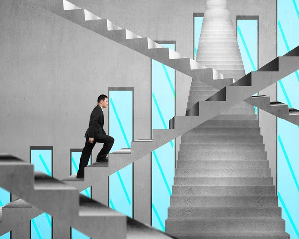 Biznesmen, wspinanie się na schody betonowe z wykresu na konkretnych wa — Zdjęcie stockowe