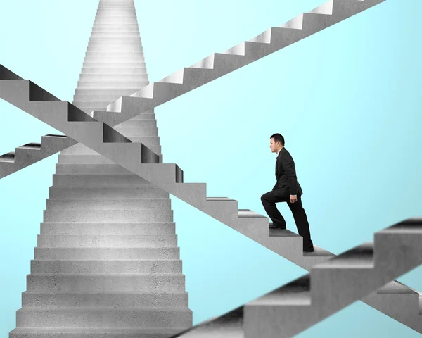 Бизнесмен идет по лабиринтной лестнице — стоковое фото