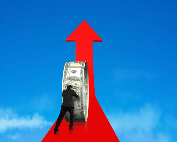 Uomo d'affari spingendo denaro cerchio sulla crescita freccia rossa con il cielo — Foto Stock