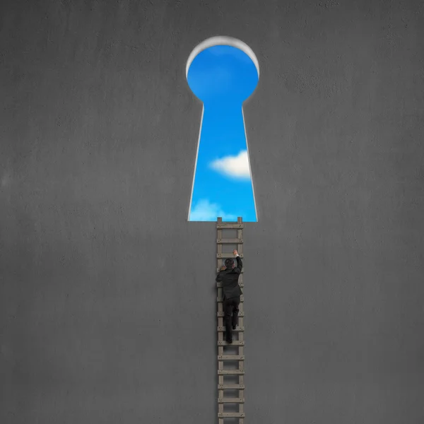 Επιχειρηματίας αναρρίχηση στην πόρτα κλειδί σχήματος με το γαλάζιο του ουρανού έξω από — Φωτογραφία Αρχείου