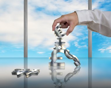 yığın para semboller tablo yansıma ve gökyüzü ile el