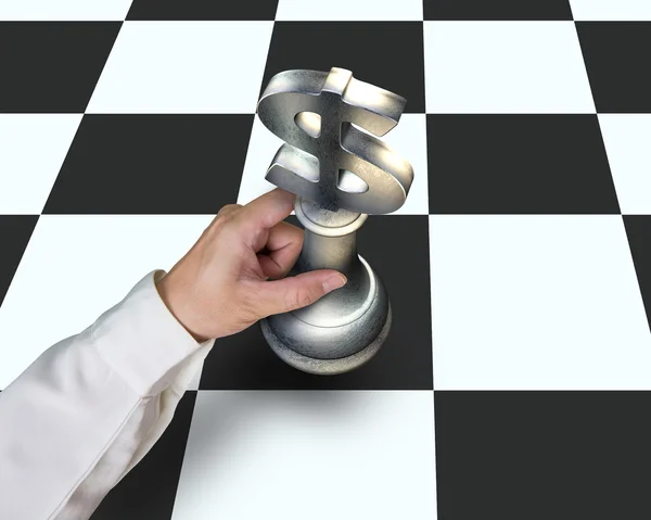 Ręka trzyma kawałek symbol usd, gra w szachy na stole — Zdjęcie stockowe