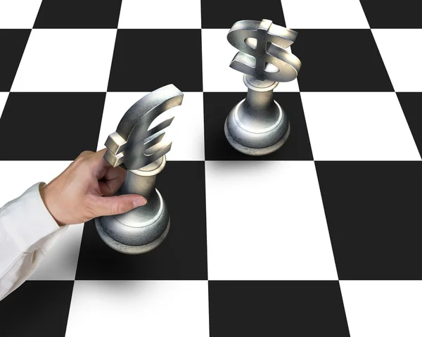 Main tenant Euro pièce symbole jouer aux échecs avec USD — Photo